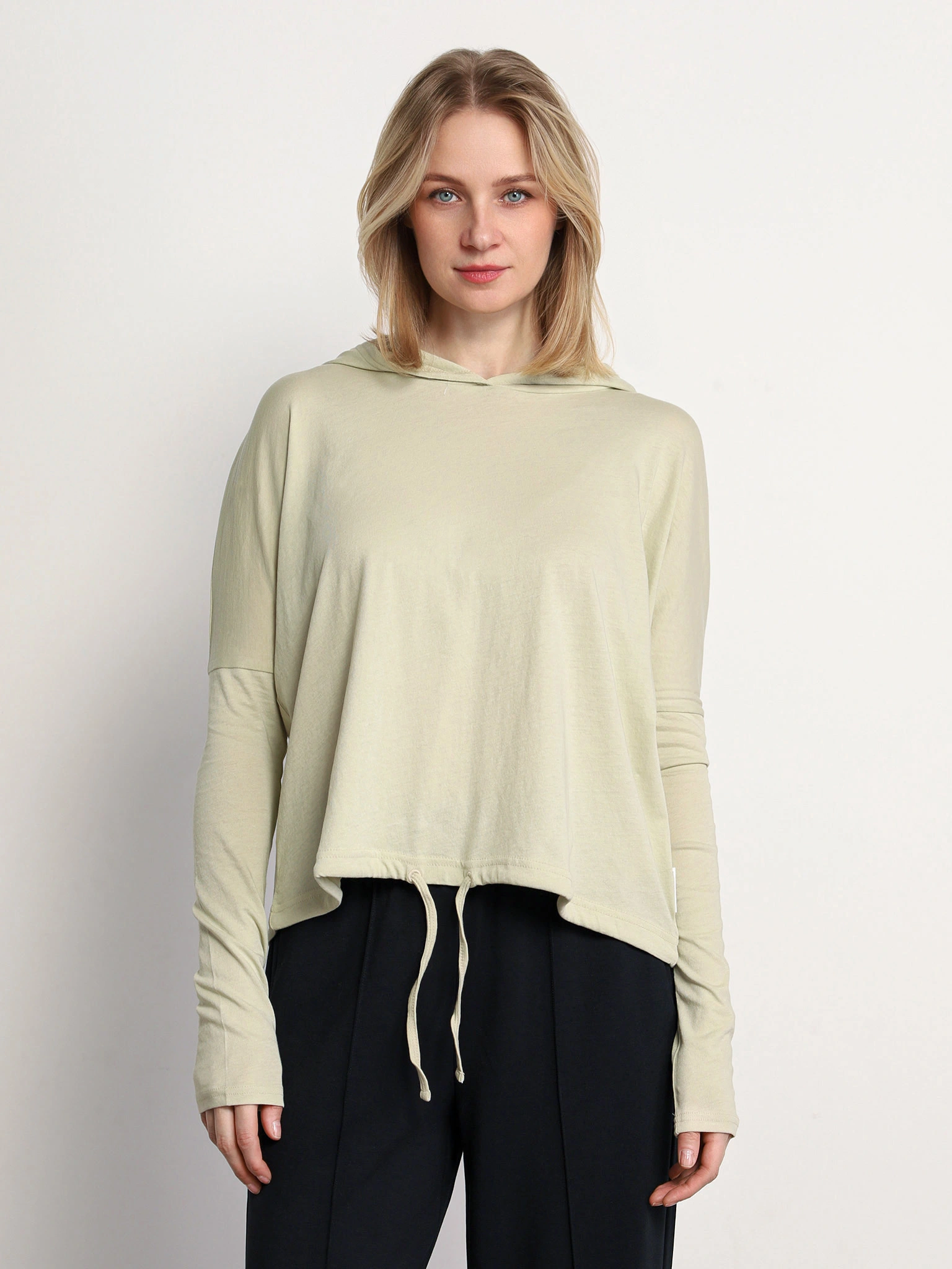 Футболка оливкового цвета из хлопка с капюшоном